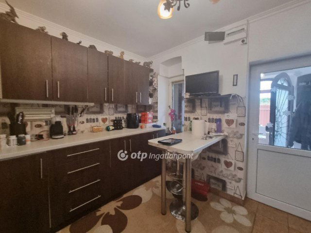 Eladó családi ház, Pápán 32.99 M Ft, 1+3 szobás