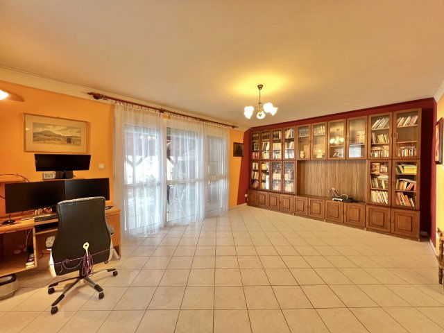 Eladó családi ház, Jután 66.8 M Ft, 5 szobás