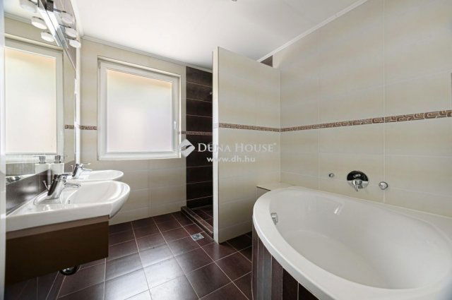 Eladó családi ház, Budapesten, III. kerületben 429 M Ft