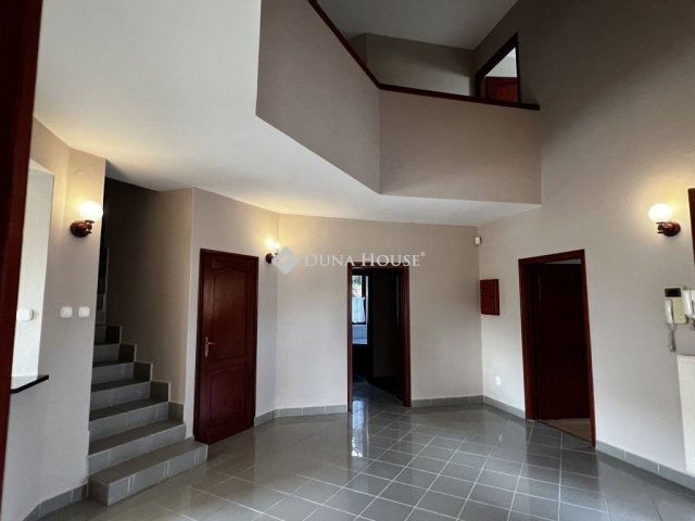 Eladó családi ház, Dunaújvárosban 119.9 M Ft, 7 szobás