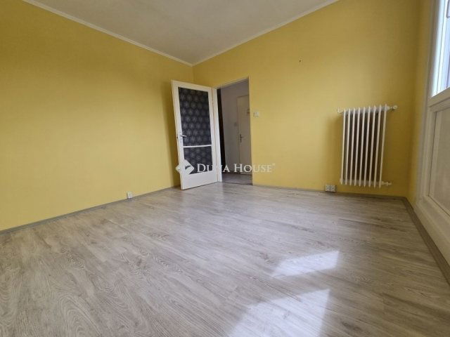 Eladó panellakás, Pécsett 48.9 M Ft, 3 szobás