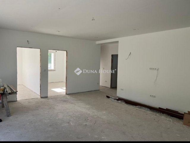 Eladó családi ház, Besnyőn 103 M Ft, 6 szobás