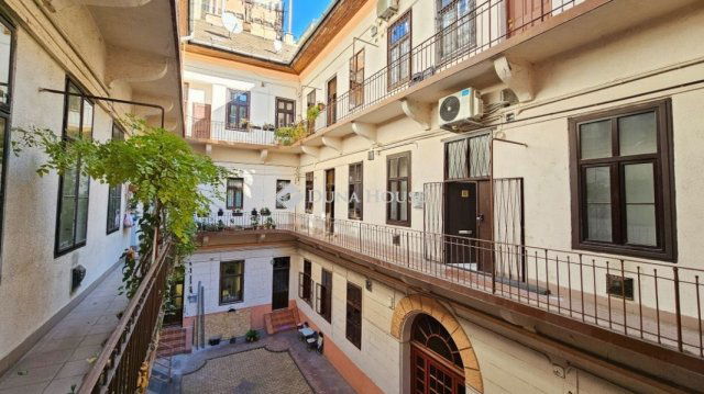 Eladó téglalakás, Budapesten, VI. kerületben 61.9 M Ft, 2 szobás