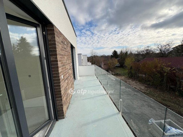 Eladó téglalakás, Balatonakarattyán 131.9 M Ft, 4 szobás