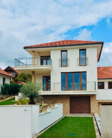 Eladó ikerház, Balatonfüreden 229.9 M Ft, 4 szobás