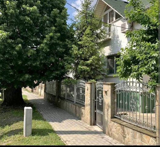 Kiadó családi ház, albérlet, Ürömön, Fő utcában, 3+1 szobás