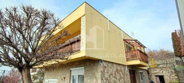 Eladó családi ház, Ajkán 89.9 M Ft, 4 szobás