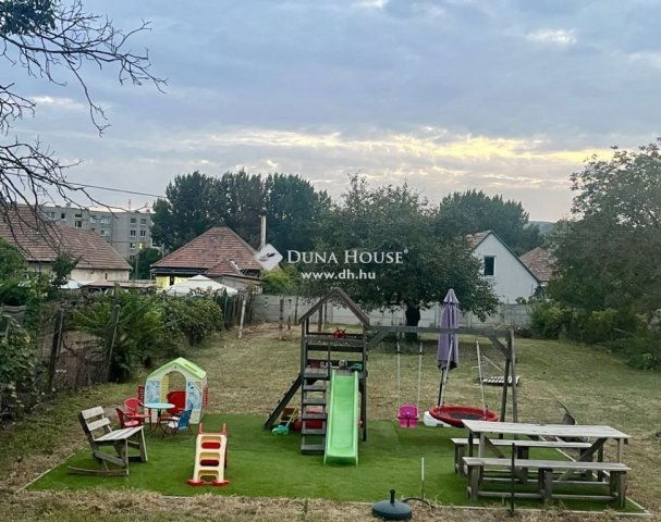 Eladó családi ház, Esztergomban 85 M Ft, 4 szobás