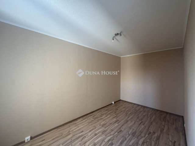 Kiadó panellakás, albérlet, Kecskeméten, Szimferopol téren