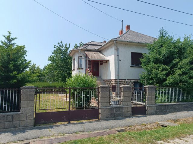 Eladó családi ház, Ajkán 49.5 M Ft, 5 szobás