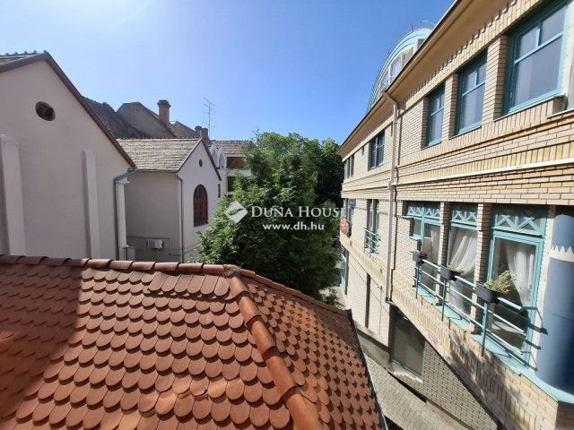 Eladó téglalakás, Pécsett 65 M Ft, 3 szobás