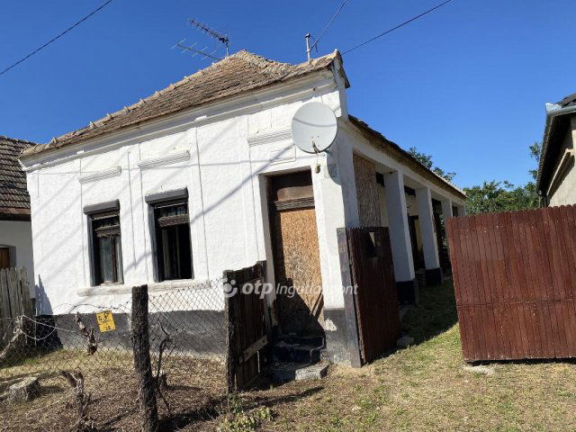 Eladó családi ház, Bakonyszücsön 14 M Ft, 2 szobás