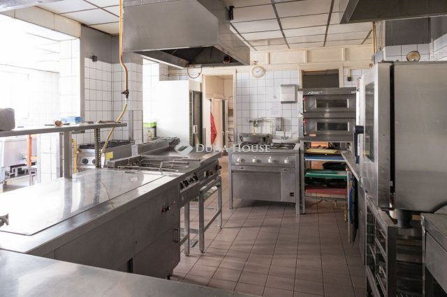 Eladó üzlethelyiség, Pilisszentivánon 140 M Ft