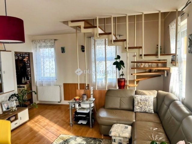 Eladó téglalakás, Pécsett 84.9 M Ft, 3 szobás