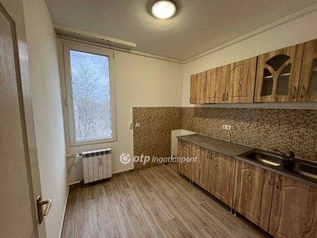 Eladó téglalakás, Szekszárdon 38 M Ft, 1+2 szobás