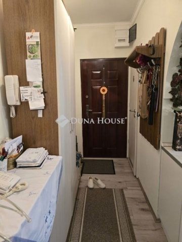 Eladó panellakás, Pécsett 61.9 M Ft, 4 szobás