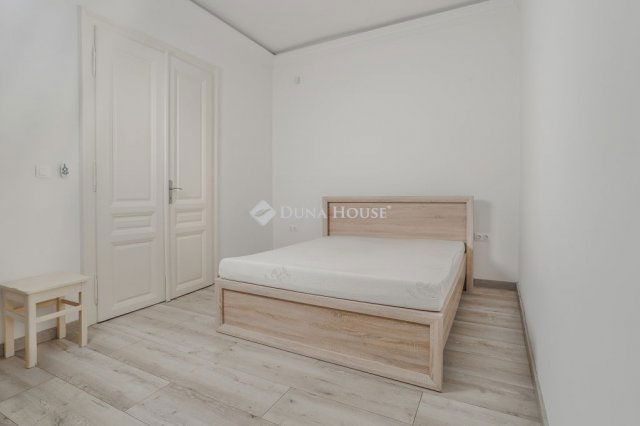 Eladó téglalakás, Pécsett 120 M Ft, 4 szobás