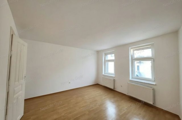 Eladó téglalakás, Győrött 45 M Ft, 1 szobás