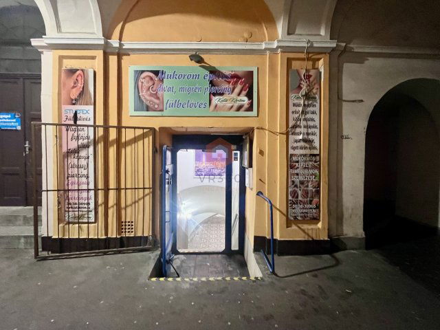 Eladó üzlethelyiség, Pécsett, Rákóczi úton 16.5 M Ft