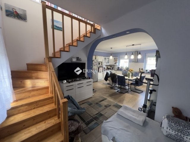 Eladó ikerház, Budapesten, III. kerületben 209.9 M Ft, 9 szobás