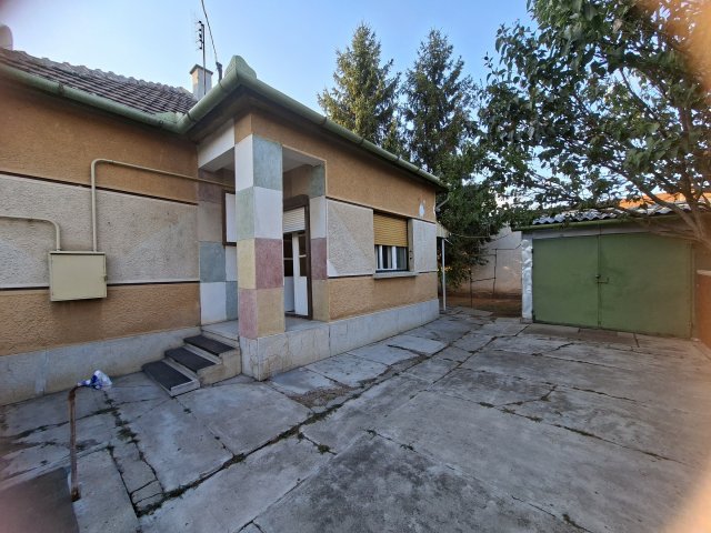 Eladó családi ház, Szolnokon 17.6 M Ft, 2 szobás