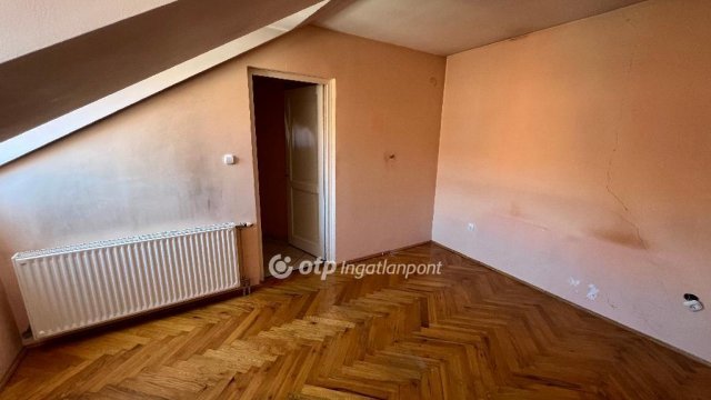 Eladó téglalakás, Pápán 31.9 M Ft, 3+1 szobás