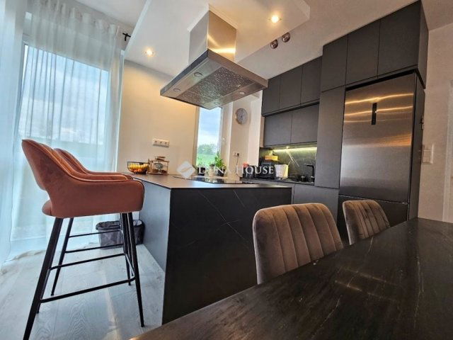 Eladó téglalakás, Pécsett 100 M Ft, 4 szobás