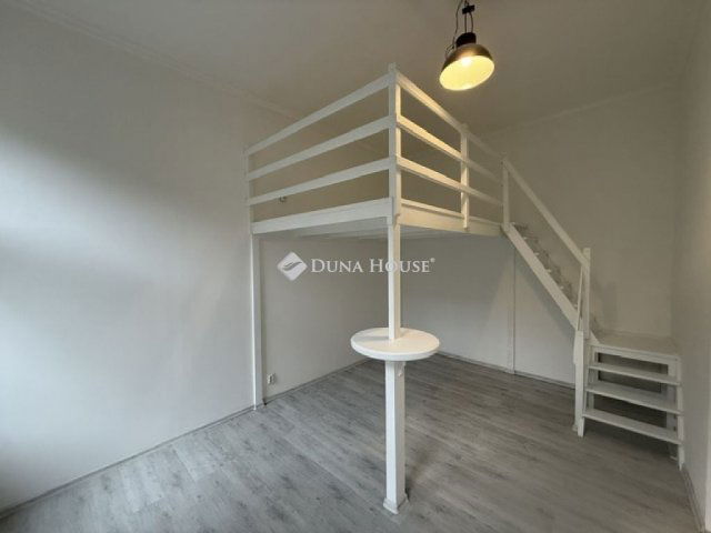 Eladó téglalakás, Budapesten, VI. kerületben 47.9 M Ft, 1 szobás