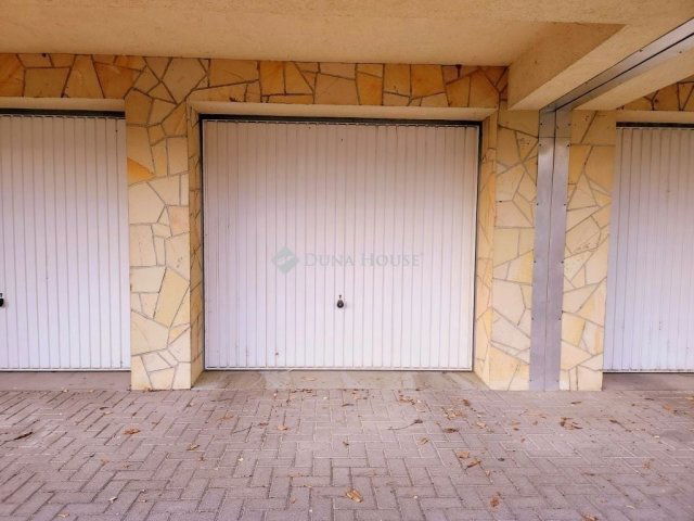 Eladó téglalakás, Pécsett 69.9 M Ft, 3 szobás