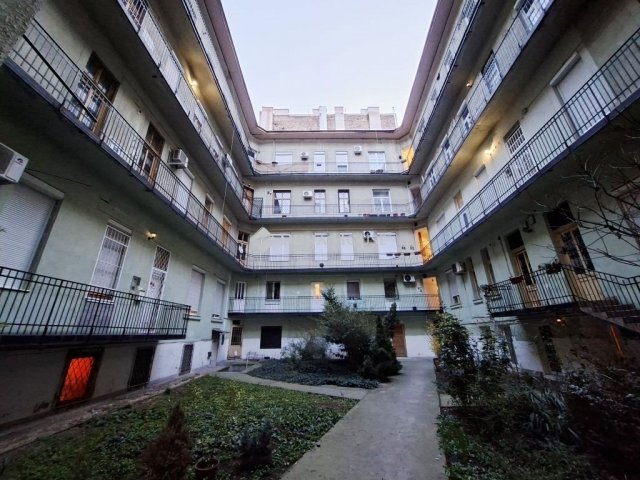 Eladó téglalakás, Budapesten, VI. kerületben 65 M Ft, 1 szobás