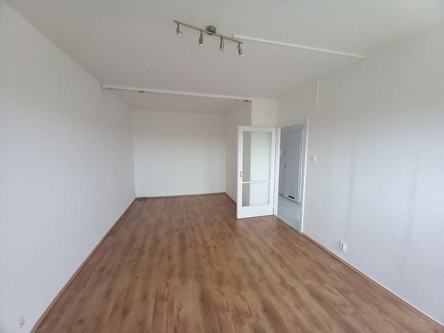 Kiadó panellakás, albérlet, Szolnokon 110 E Ft / hó, 1 szobás