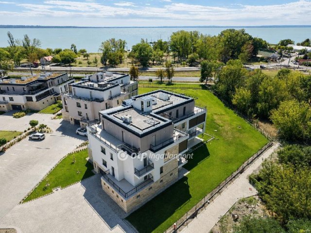 Eladó téglalakás, Balatonkenesén 110 M Ft, 2 szobás