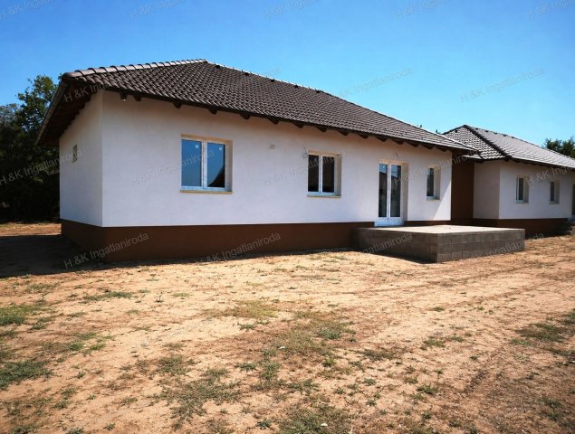 Eladó ikerház, Csörögön 93.5 M Ft, 4 szobás