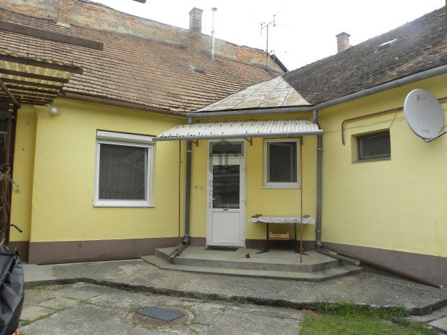 Eladó téglalakás, Mohácson 23 M Ft, 3 szobás