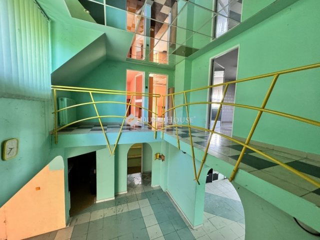 Eladó családi ház, Vácon 150 M Ft, 5 szobás