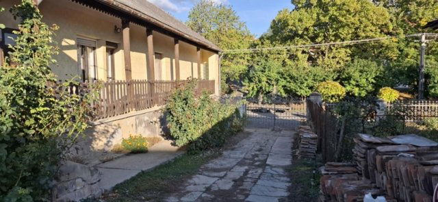 Eladó családi ház, Zengővárkonyon 35 M Ft, 3 szobás