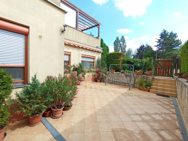 Eladó téglalakás, Veszprémben 97.5 M Ft, 2+2 szobás