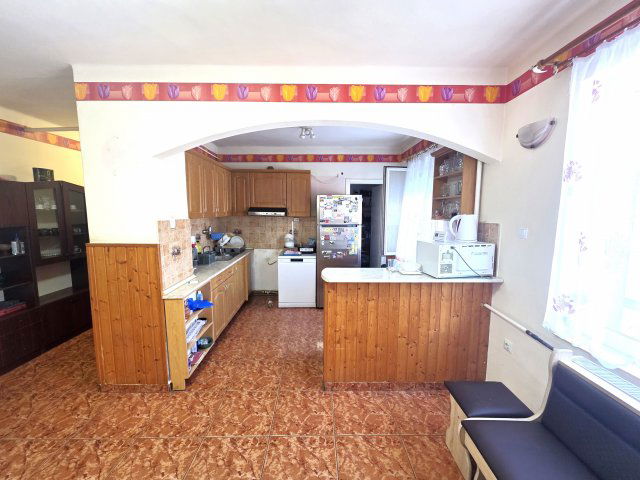 Eladó családi ház, Dadon 70 M Ft, 6 szobás