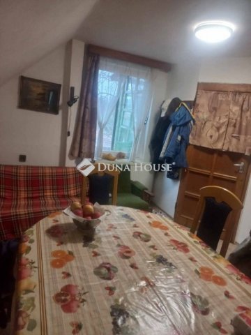 Eladó családi ház, Únyon 58 M Ft, 4 szobás