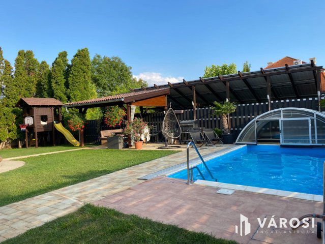 Eladó családi ház, Siófokon 200 M Ft, 7 szobás