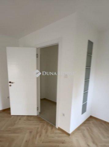 Kiadó panellakás, albérlet, Pécsett 210 E Ft / hó, 2 szobás