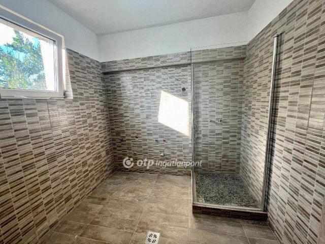 Eladó családi ház, Turán 37.99 M Ft, 2 szobás