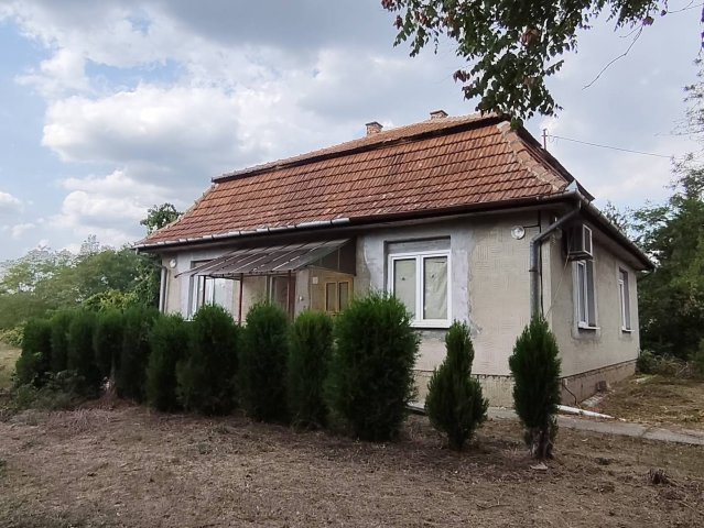 Eladó családi ház, Dánszentmiklóson 68.5 M Ft, 3 szobás