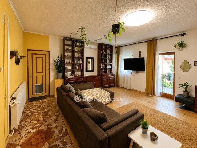 Eladó családi ház, Újszászon 40 M Ft, 3+1 szobás