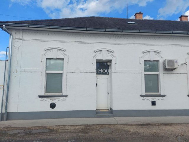 Eladó téglalakás, Izsákon 21.3 M Ft, 1 szobás