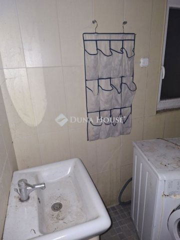 Eladó téglalakás, Pécsett 46.5 M Ft, 4 szobás