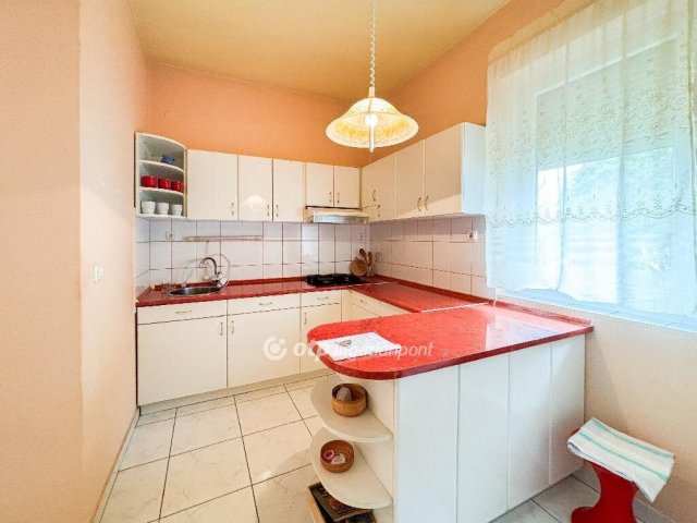 Eladó családi ház, Balatonszemesen 146.8 M Ft, 8 szobás