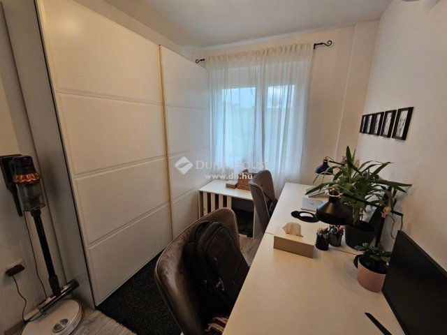 Eladó téglalakás, Pécsett 100 M Ft, 4 szobás