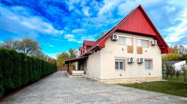 Eladó családi ház, Siófokon 195 M Ft, 12 szobás