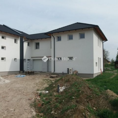 Eladó ikerház, Herceghalomon 135 M Ft, 5 szobás
